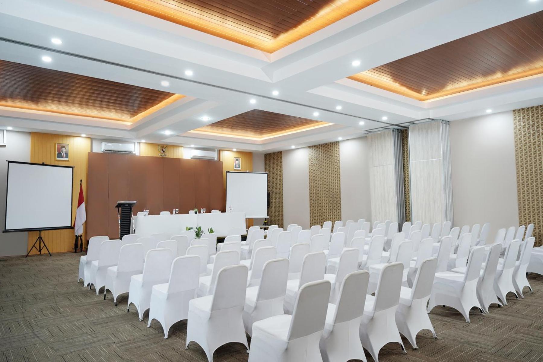 Front One Hotel Sragen Eksteriør billede