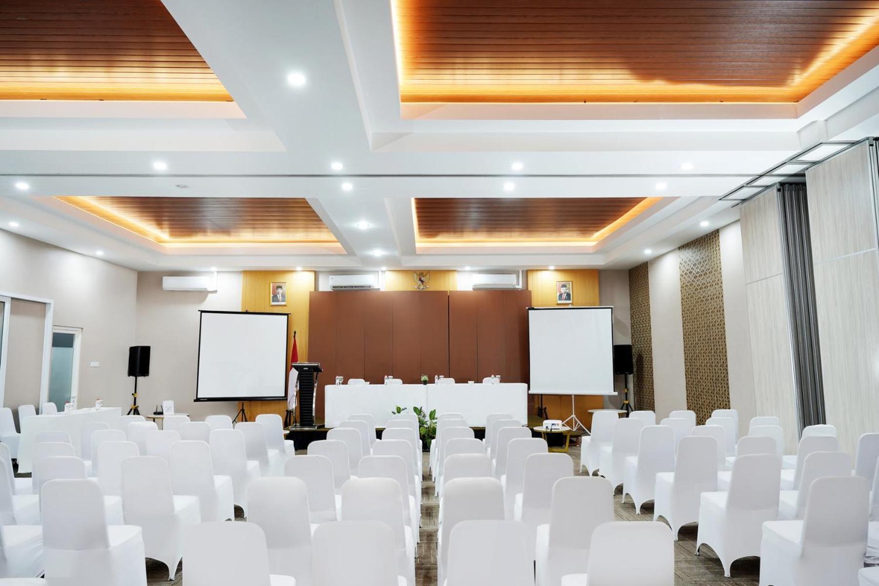Front One Hotel Sragen Eksteriør billede