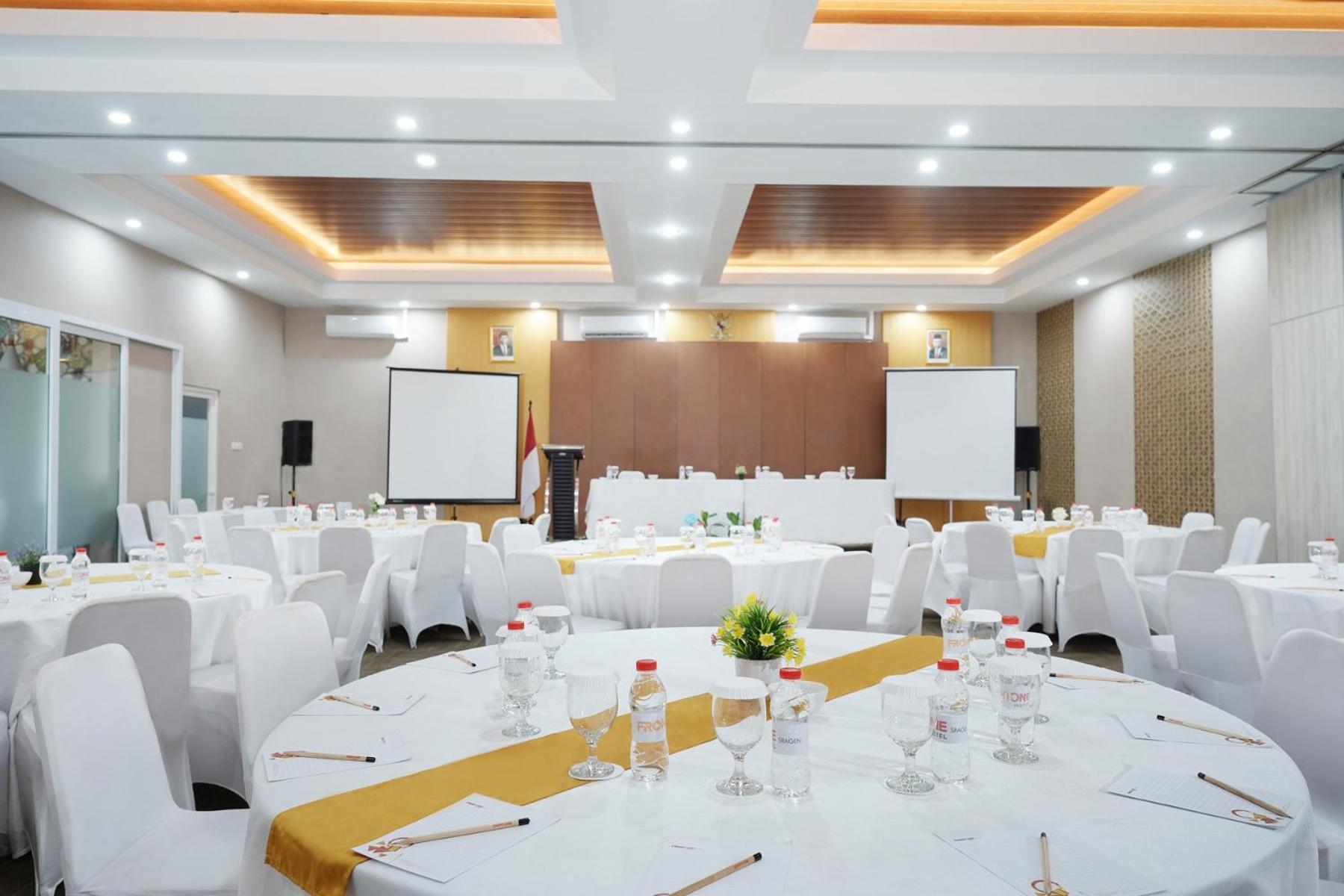 Front One Hotel Sragen Eksteriør billede