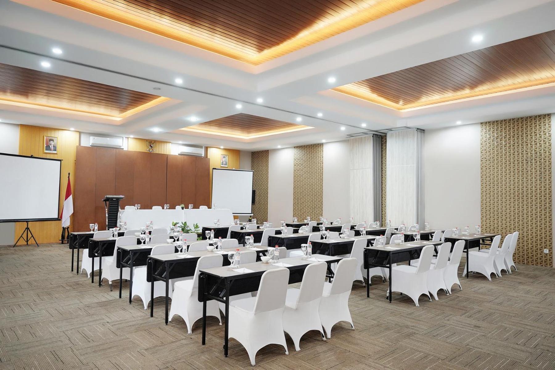 Front One Hotel Sragen Eksteriør billede