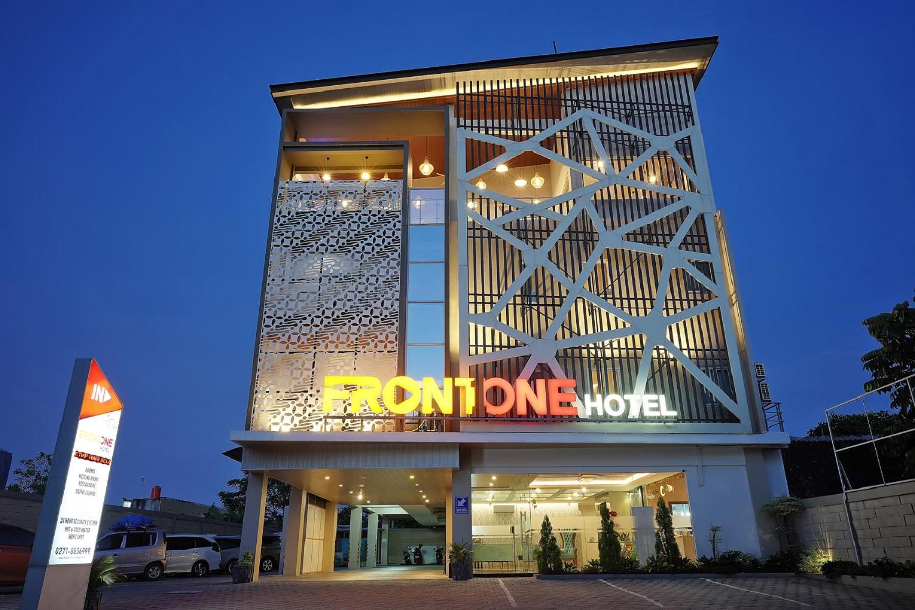 Front One Hotel Sragen Eksteriør billede