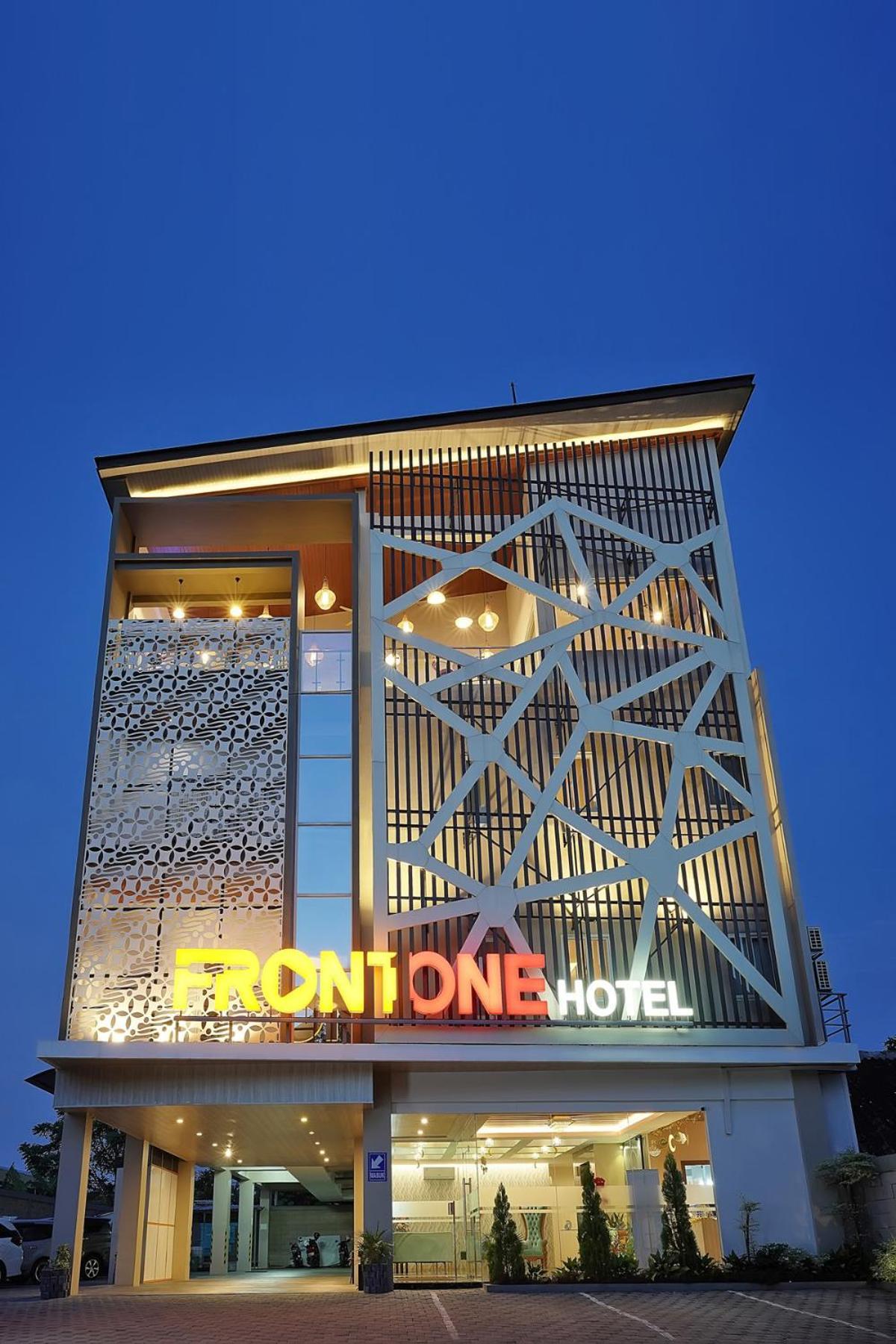 Front One Hotel Sragen Eksteriør billede